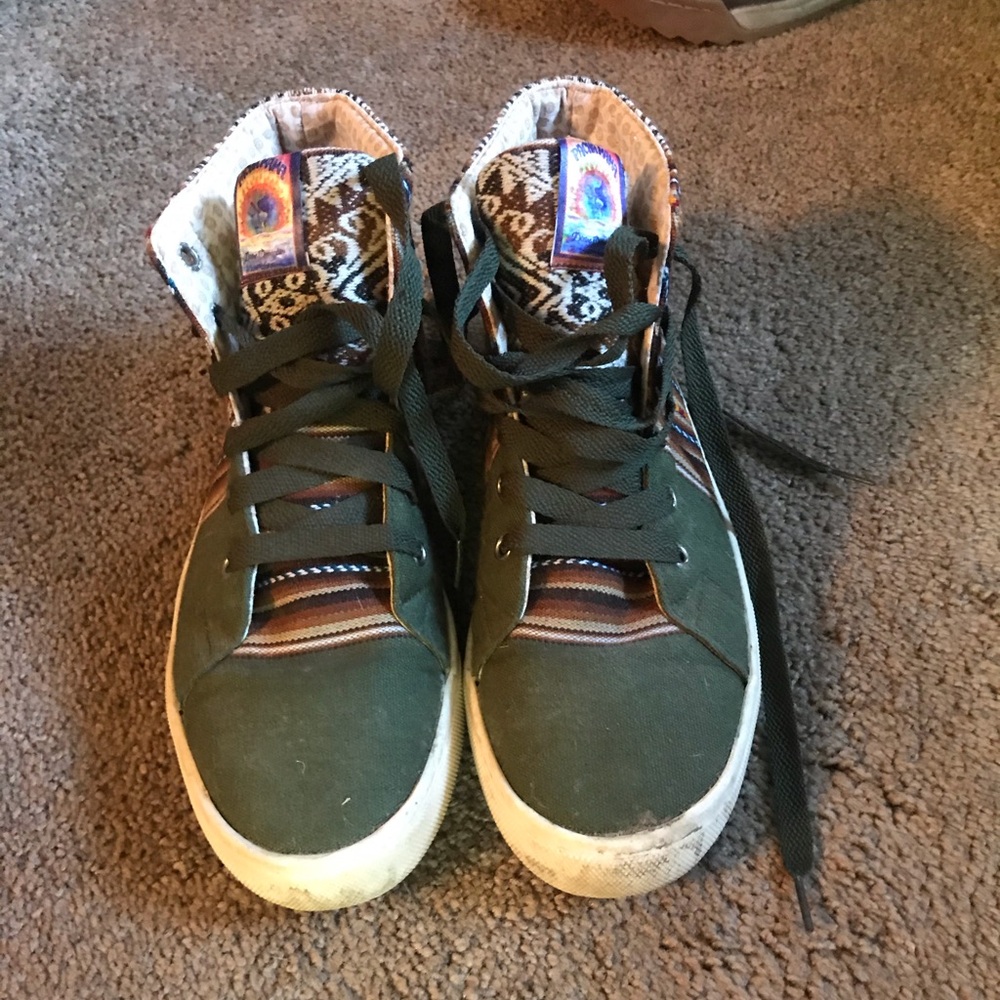 Pacha mama made in Peru high top shoes.  Women 7, men 5.